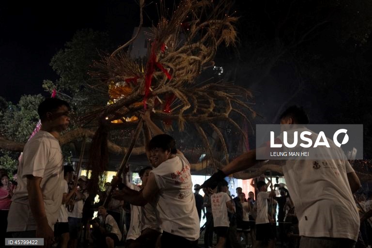 Fiéis carregam um dragão coberto de incensos acesos pelas ruas durante o desfile do dragão de fogo na vila de Pok Fu Lam, Hong Kong, China. A dança anual, realizada durante o Festival do Meio Outono, é realizada para rezar por saúde e boa sorte. 