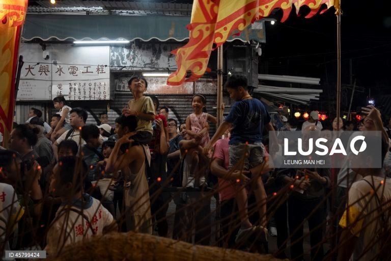 Fiéis carregam um dragão coberto de incensos acesos pelas ruas durante o desfile do dragão de fogo na vila de Pok Fu Lam, Hong Kong, China. A dança anual, realizada durante o Festival do Meio Outono, é realizada para rezar por saúde e boa sorte. 