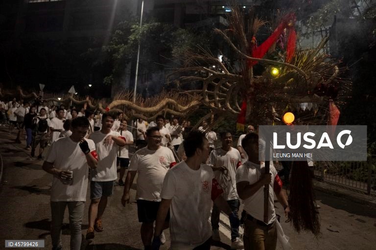 Fiéis carregam um dragão coberto de incensos acesos pelas ruas durante o desfile do dragão de fogo na vila de Pok Fu Lam, Hong Kong, China. A dança anual, realizada durante o Festival do Meio Outono, é realizada para rezar por saúde e boa sorte. 