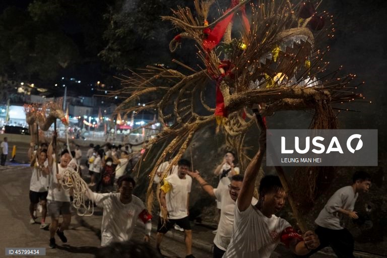 Fiéis carregam um dragão coberto de incensos acesos pelas ruas durante o desfile do dragão de fogo na vila de Pok Fu Lam, Hong Kong, China. A dança anual, realizada durante o Festival do Meio Outono, é realizada para rezar por saúde e boa sorte. 