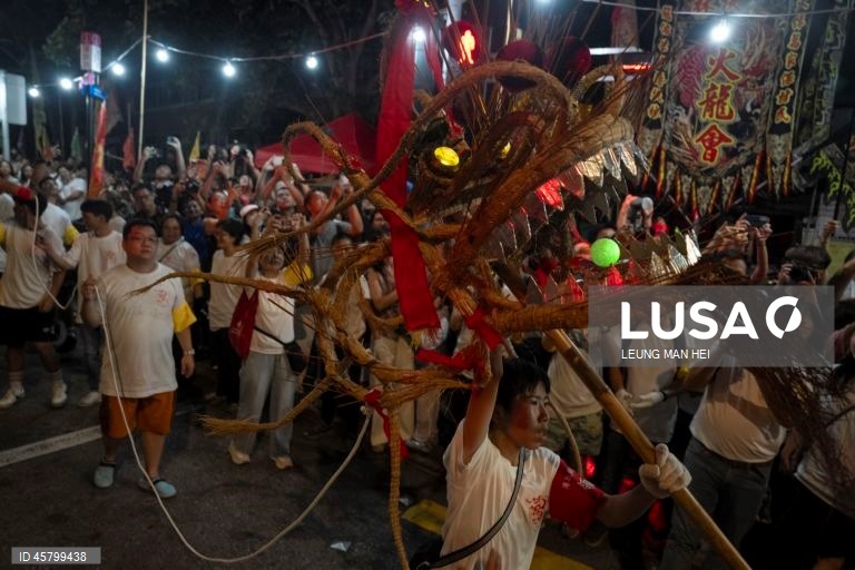 Fiéis carregam um dragão coberto de incensos acesos pelas ruas durante o desfile do dragão de fogo na vila de Pok Fu Lam, Hong Kong, China. A dança anual, realizada durante o Festival do Meio Outono, é realizada para rezar por saúde e boa sorte. 