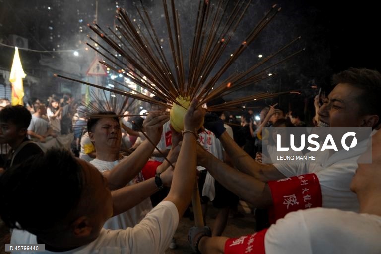 Fiéis carregam um dragão coberto de incensos acesos pelas ruas durante o desfile do dragão de fogo na vila de Pok Fu Lam, Hong Kong, China. A dança anual, realizada durante o Festival do Meio Outono, é realizada para rezar por saúde e boa sorte. 