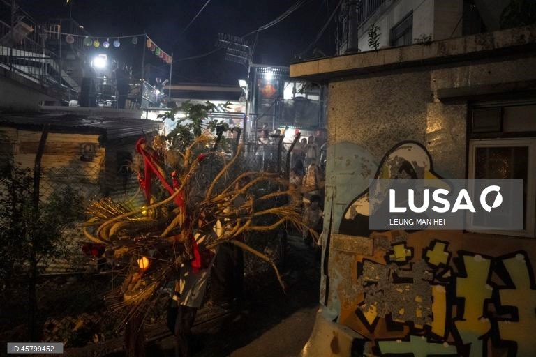 Fiéis carregam um dragão coberto de incensos acesos pelas ruas durante o desfile do dragão de fogo na vila de Pok Fu Lam, Hong Kong, China. A dança anual, realizada durante o Festival do Meio Outono, é realizada para rezar por saúde e boa sorte. 