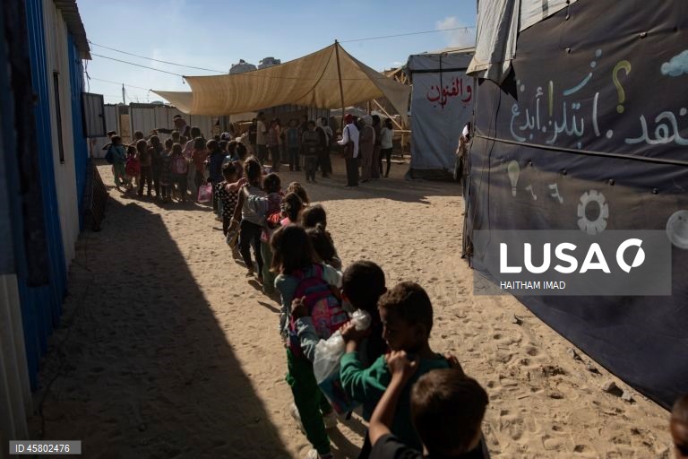 Faixa de Gaza: Estudantes palestinos deslocados frequentam aulas numa escola montada numa tenda