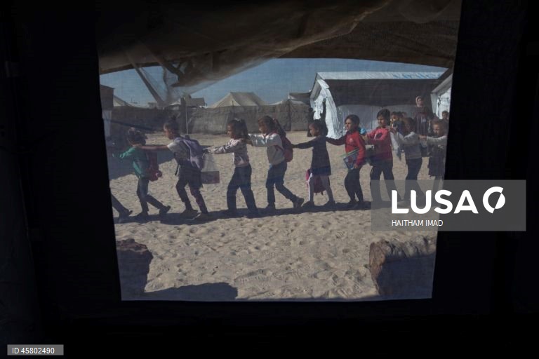 Faixa de Gaza: Estudantes palestinos deslocados frequentam aulas numa escola montada numa tenda