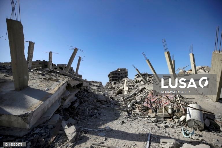 Os palestinianos em Gaza regressam às suas casas destruídas após a retirada parcial das forças israelitas