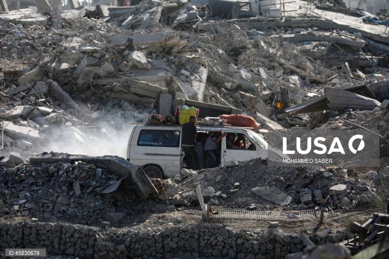 Os palestinianos em Gaza regressam às suas casas destruídas após a retirada parcial das forças israelitas