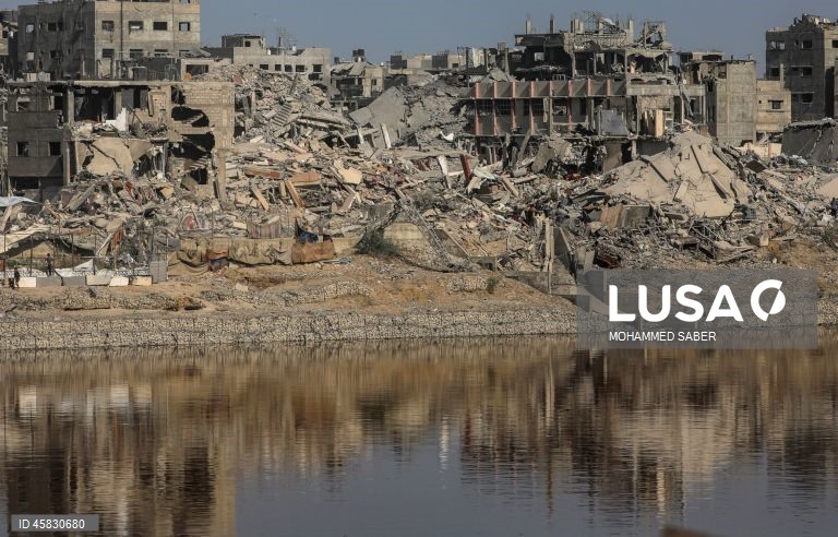 Os palestinianos em Gaza regressam às suas casas destruídas após a retirada parcial das forças israelitas