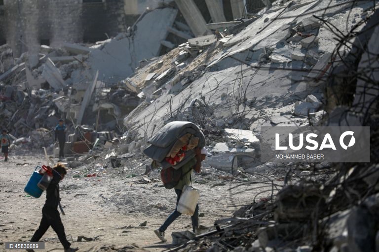 Os palestinianos em Gaza regressam às suas casas destruídas após a retirada parcial das forças israelitas