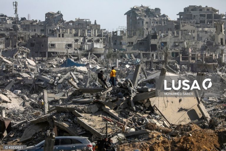 Os palestinianos em Gaza regressam às suas casas destruídas após a retirada parcial das forças israelitas
