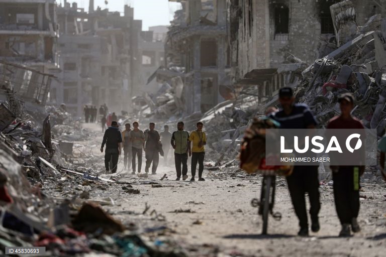 Os palestinianos em Gaza regressam às suas casas destruídas após a retirada parcial das forças israelitas