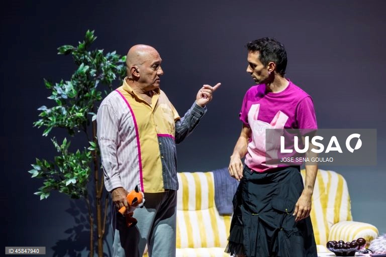 Ensaio de imprensa da peça “Reality Show: Os Raposos 3027”, com interpretação de José Raposo, Miguel Raposo e Ricardo Raposo, texto e encenação de Miguel Raposo, no Teatro Variedades, em Lisboa, 14 de outubro de 2025. O espetáculo tem estreia marcada para dia 15 de outubro. JOSÉ SENA GOULÃO/LUSA
