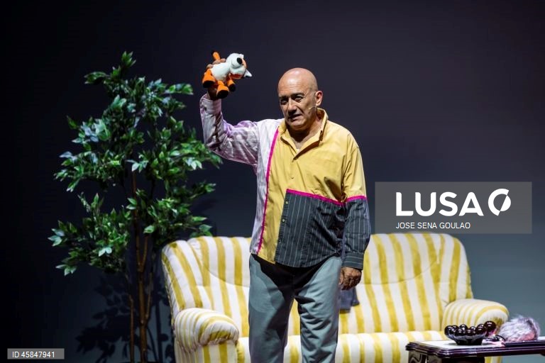 Ensaio de imprensa da peça “Reality Show: Os Raposos 3027”, com interpretação de José Raposo, Miguel Raposo e Ricardo Raposo, texto e encenação de Miguel Raposo, no Teatro Variedades, em Lisboa, 14 de outubro de 2025. O espetáculo tem estreia marcada para dia 15 de outubro. JOSÉ SENA GOULÃO/LUSA