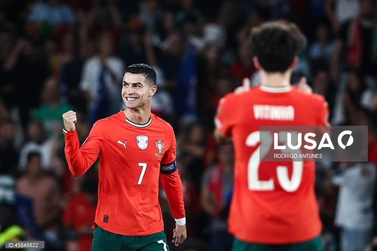 Portugal empatou 2-2 com a Hungria, na quarta jornada do Grupo F de qualificação europeia, e adiou a possibilidade de se apurar já hoje para a fase final do Mundial de futebol de 2026.