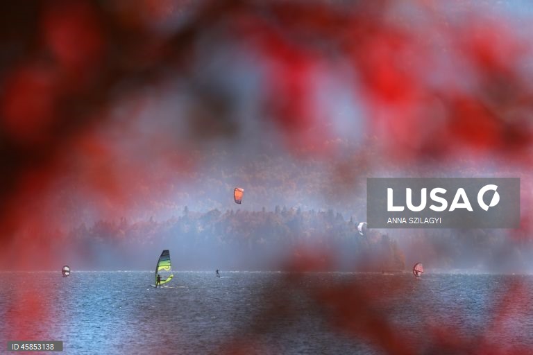 Alemanha: Windsurfistas no lago da Baviera