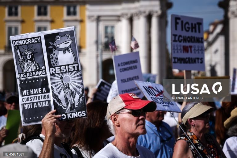 Protesto em solidariedade com os americanos nos Estados Unidos, organizado pelo AMPT UP - Americanos em Portugal Unidos em Protesto, na Praça do Comércio em Lisboa, 18 de outubro de 2025. RODRIGO ANTUNES/LUSA