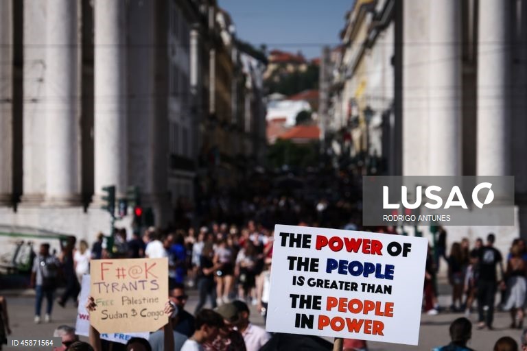 Protesto em solidariedade com os americanos nos Estados Unidos, organizado pelo AMPT UP - Americanos em Portugal Unidos em Protesto, na Praça do Comércio em Lisboa, 18 de outubro de 2025. RODRIGO ANTUNES/LUSA