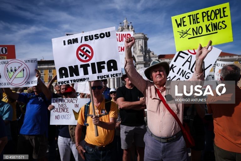 Protesto em solidariedade com os americanos nos Estados Unidos, organizado pelo AMPT UP - Americanos em Portugal Unidos em Protesto, na Praça do Comércio em Lisboa, 18 de outubro de 2025. RODRIGO ANTUNES/LUSA