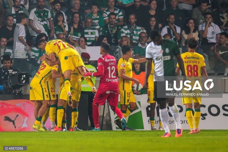 O Sporting, detentor do troféu, apurou-se hoje para a quarta eliminatória da Taça de Portugal de futebol, ao vencer o Paços de Ferreira, por 3-2, após prolongamento, depois do 2-2 no tempo regulamentar.