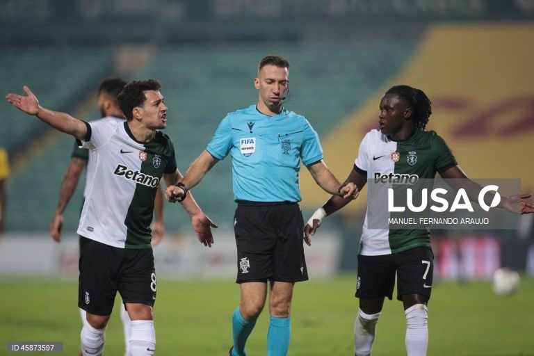 O Sporting, detentor do troféu, apurou-se hoje para a quarta eliminatória da Taça de Portugal de futebol, ao vencer o Paços de Ferreira, por 3-2, após prolongamento, depois do 2-2 no tempo regulamentar.