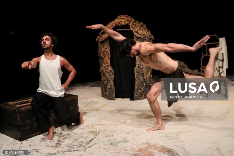 Ensaio de imprensa da peça “O arquiteto e o imperador da Assíria”, de Fernando Arrabal, com encenação de João Mota, no teatro A Comuna, em Lisboa, 21 de outubro de 2025. A peça estreia dia 23 de outubro. MANUEL DE ALMEIDA/LUSA