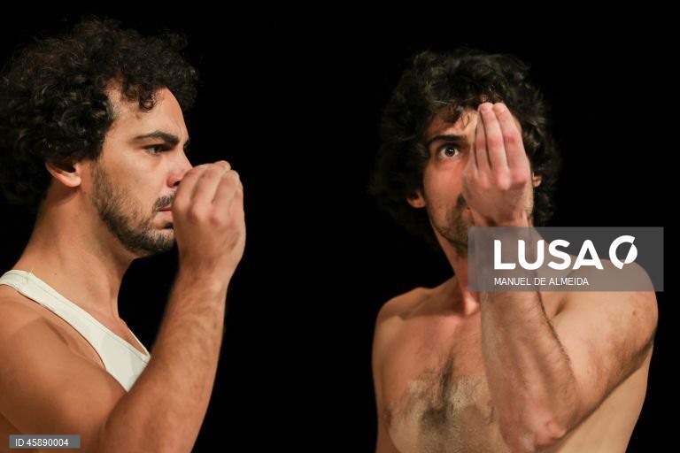 Ensaio de imprensa da peça “O arquiteto e o imperador da Assíria”, de Fernando Arrabal, com encenação de João Mota, no teatro A Comuna, em Lisboa, 21 de outubro de 2025. A peça estreia dia 23 de outubro. MANUEL DE ALMEIDA/LUSA