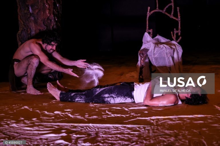 Ensaio de imprensa da peça “O arquiteto e o imperador da Assíria”, de Fernando Arrabal, com encenação de João Mota, no teatro A Comuna, em Lisboa, 21 de outubro de 2025. A peça estreia dia 23 de outubro. MANUEL DE ALMEIDA/LUSA