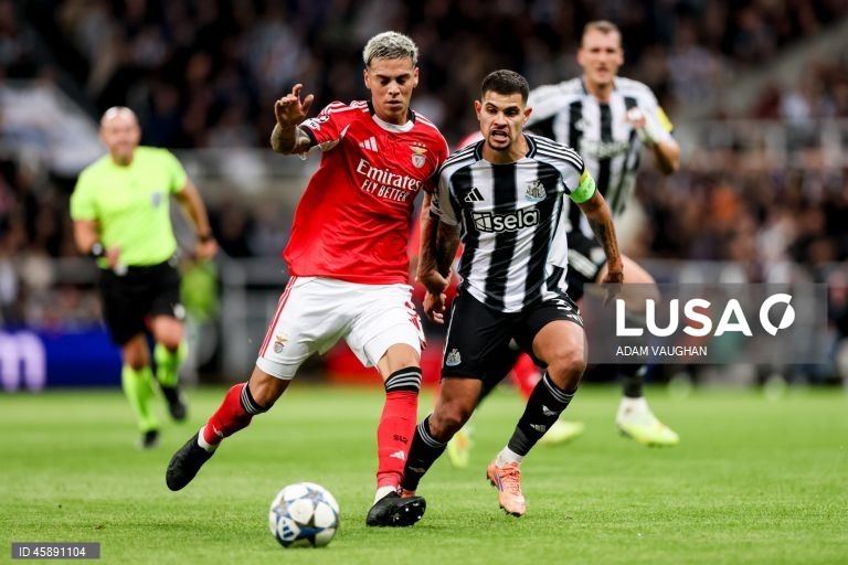 O Benfica foi hoje derrotado na visita aos ingleses do Newcastle, por 3-0, na terceira jornada da fase de liga da Liga dos Campeões de futebol, e continua sem pontuar na prova.