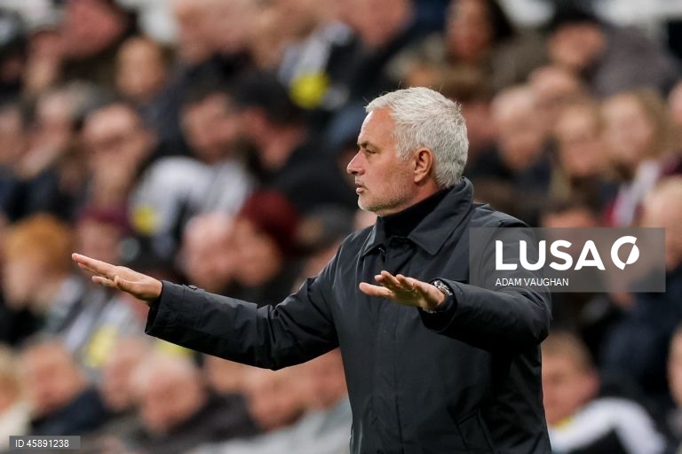 O Benfica foi hoje derrotado na visita aos ingleses do Newcastle, por 3-0, na terceira jornada da fase de liga da Liga dos Campeões de futebol, e continua sem pontuar na prova.