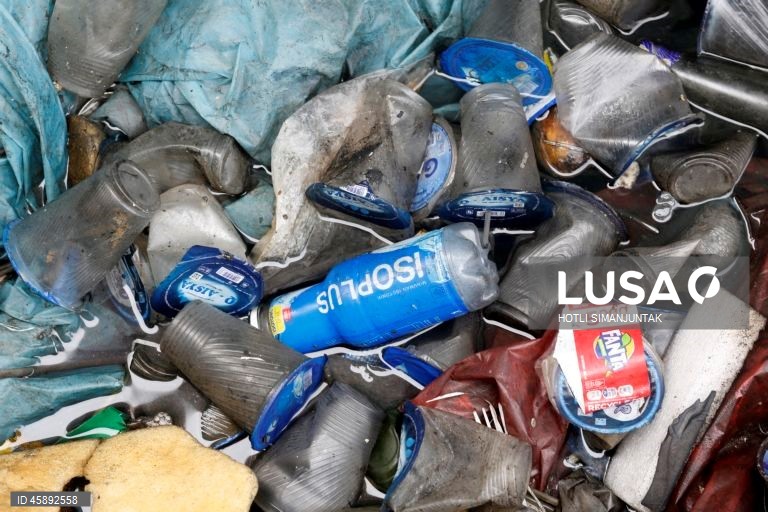 Indonésia: Poluição de plástico em Banda Aceh