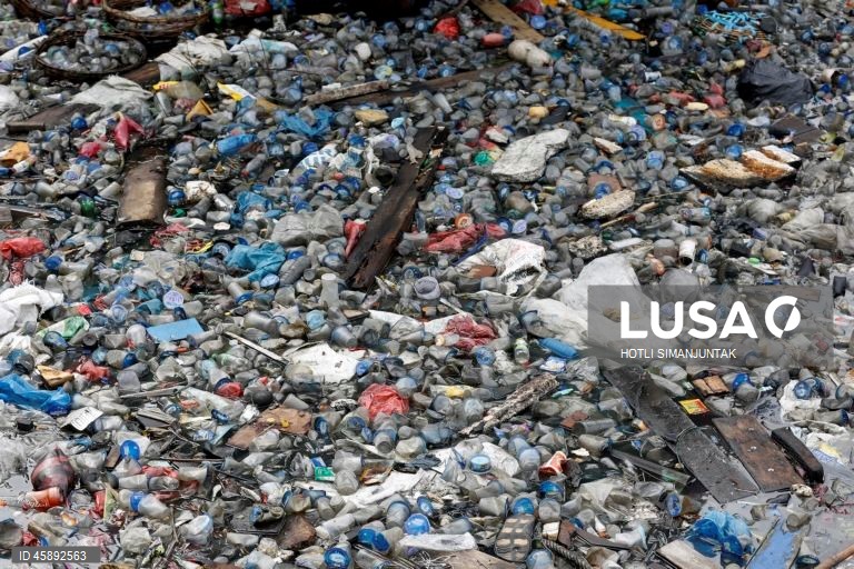 Indonésia: Poluição de plástico em Banda Aceh