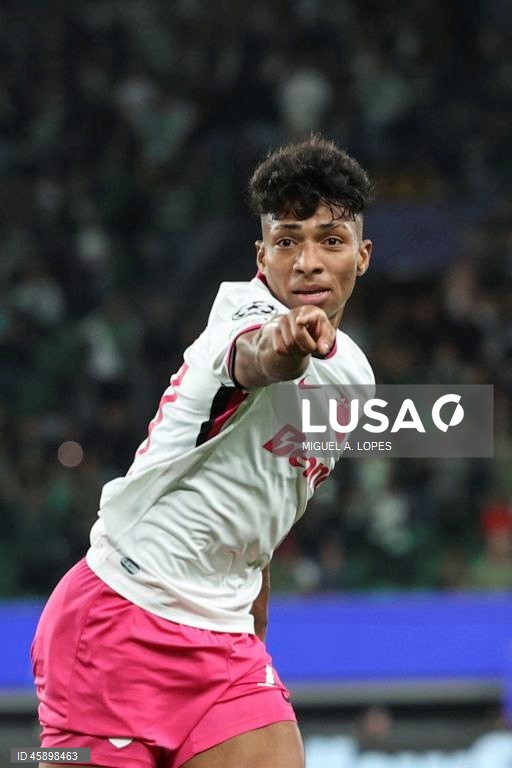 O Sporting venceu ao Marselha, por 2-1, na terceira jornada da fase de liga da Liga dos Campeões de futebol, numa partida em que os anfitriões deram a volta ao resultado com os franceses reduzidos a 10.
