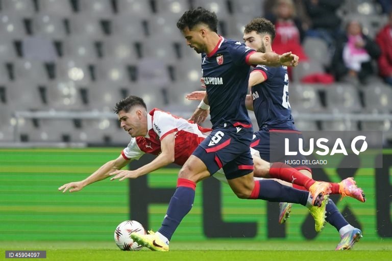 O Sporting de Braga manteve hoje a invencibilidade na Liga Europa de futebol, ao impor-se em casa aos sérvios do Estrela Vermelha por 2-0, na terceira jornada da fase de liga da competição.