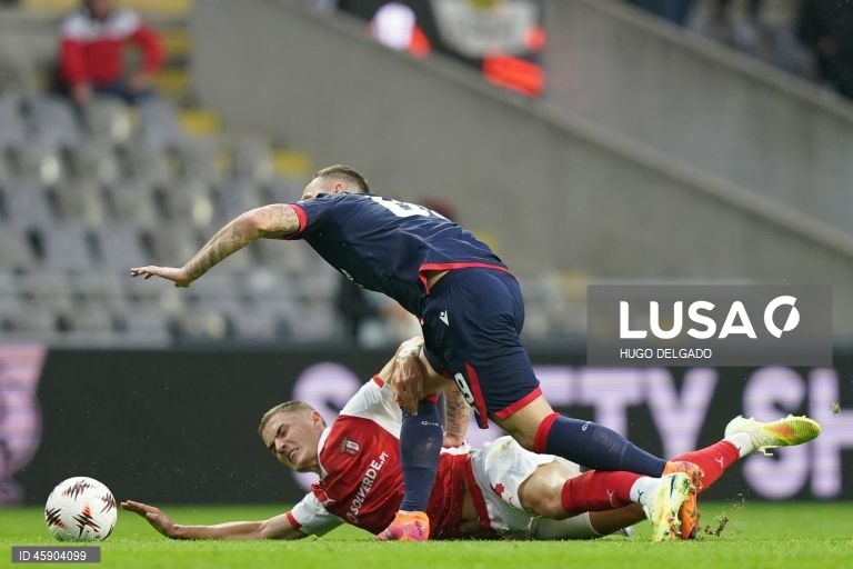 O Sporting de Braga manteve hoje a invencibilidade na Liga Europa de futebol, ao impor-se em casa aos sérvios do Estrela Vermelha por 2-0, na terceira jornada da fase de liga da competição.