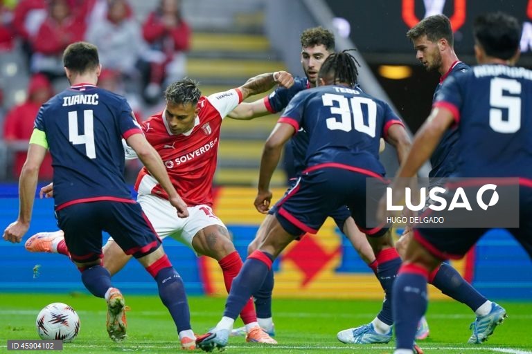 O Sporting de Braga manteve hoje a invencibilidade na Liga Europa de futebol, ao impor-se em casa aos sérvios do Estrela Vermelha por 2-0, na terceira jornada da fase de liga da competição.