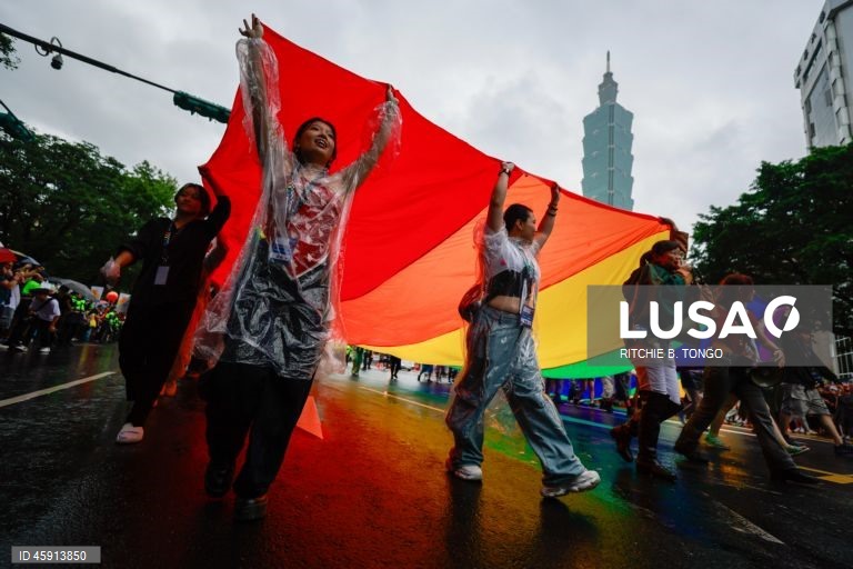 Uma pessoa participa na parada anual do Orgulho de Taiwan em Taipé, Taiwan. O tema deste ano, «Além das ligações: mais do que cliques», examina as conversas online sobre género e os desafios que os indivíduos LGBTQ+ enfrentam na era digital.  