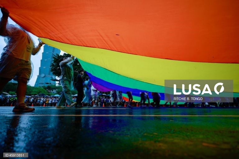 Uma pessoa participa na parada anual do Orgulho de Taiwan em Taipé, Taiwan. O tema deste ano, «Além das ligações: mais do que cliques», examina as conversas online sobre género e os desafios que os indivíduos LGBTQ+ enfrentam na era digital.  