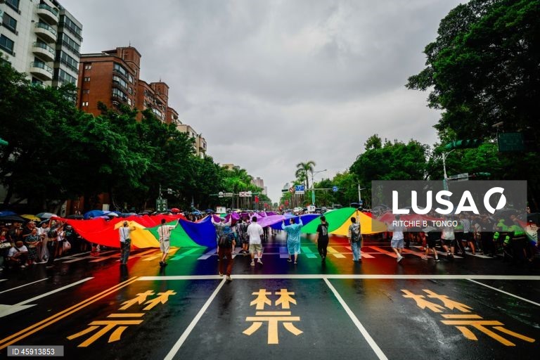 Uma pessoa participa na parada anual do Orgulho de Taiwan em Taipé, Taiwan. O tema deste ano, «Além das ligações: mais do que cliques», examina as conversas online sobre género e os desafios que os indivíduos LGBTQ+ enfrentam na era digital.  