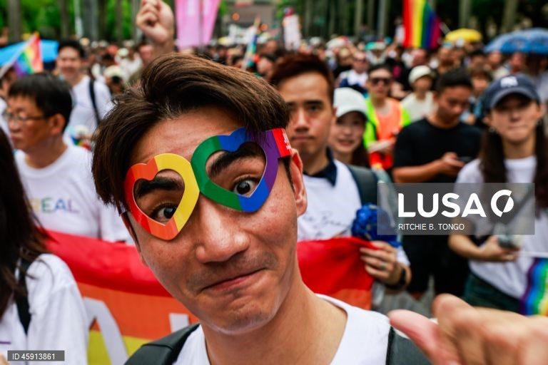 Uma pessoa participa na parada anual do Orgulho de Taiwan em Taipé, Taiwan. O tema deste ano, «Além das ligações: mais do que cliques», examina as conversas online sobre género e os desafios que os indivíduos LGBTQ+ enfrentam na era digital.  