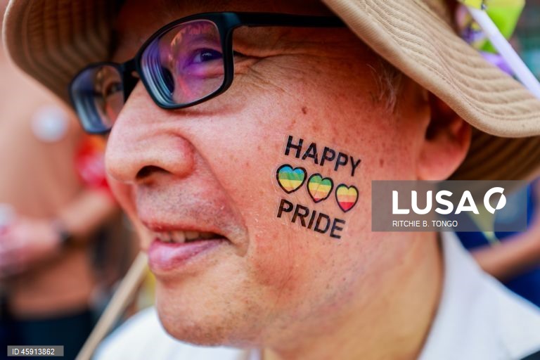 Uma pessoa participa na parada anual do Orgulho de Taiwan em Taipé, Taiwan. O tema deste ano, «Além das ligações: mais do que cliques», examina as conversas online sobre género e os desafios que os indivíduos LGBTQ+ enfrentam na era digital.  