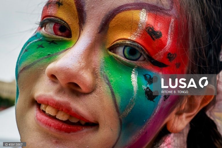 Uma pessoa participa na parada anual do Orgulho de Taiwan em Taipé, Taiwan. O tema deste ano, «Além das ligações: mais do que cliques», examina as conversas online sobre género e os desafios que os indivíduos LGBTQ+ enfrentam na era digital.  