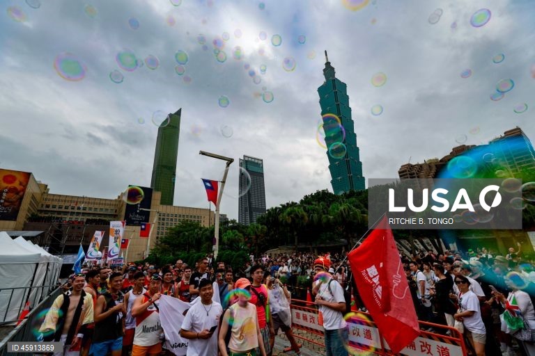 Uma pessoa participa na parada anual do Orgulho de Taiwan em Taipé, Taiwan. O tema deste ano, «Além das ligações: mais do que cliques», examina as conversas online sobre género e os desafios que os indivíduos LGBTQ+ enfrentam na era digital.  