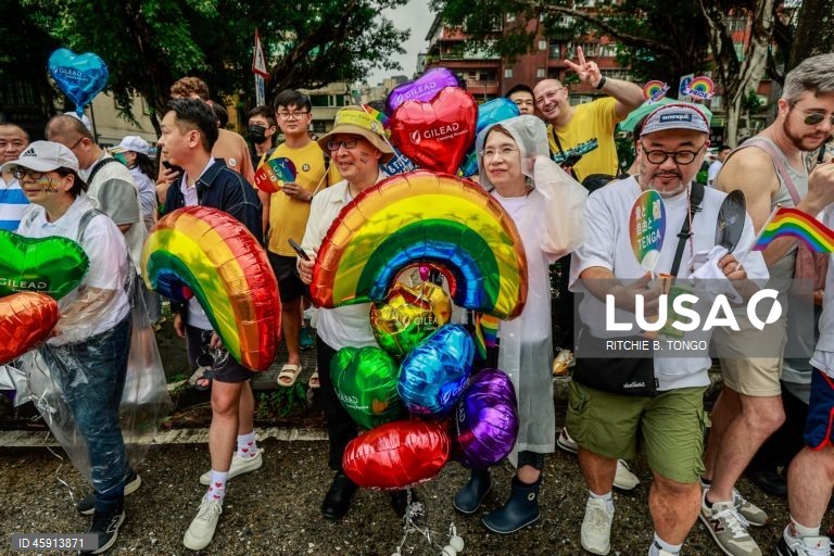 Uma pessoa participa na parada anual do Orgulho de Taiwan em Taipé, Taiwan. O tema deste ano, «Além das ligações: mais do que cliques», examina as conversas online sobre género e os desafios que os indivíduos LGBTQ+ enfrentam na era digital.  