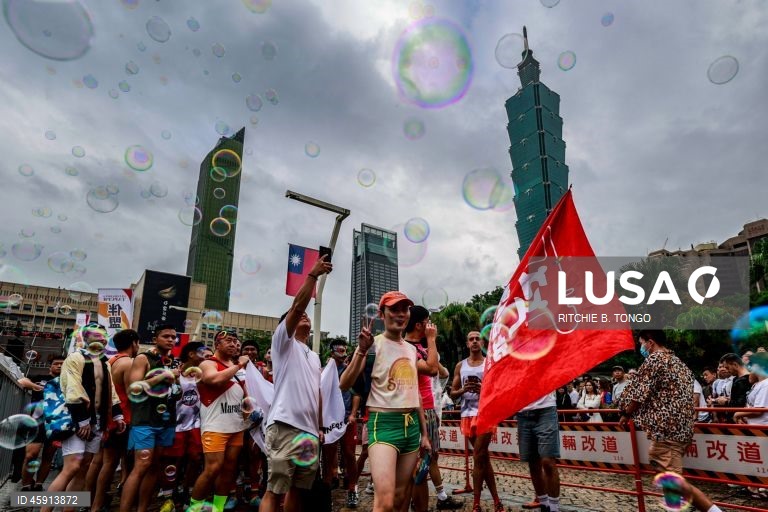 Uma pessoa participa na parada anual do Orgulho de Taiwan em Taipé, Taiwan. O tema deste ano, «Além das ligações: mais do que cliques», examina as conversas online sobre género e os desafios que os indivíduos LGBTQ+ enfrentam na era digital.  