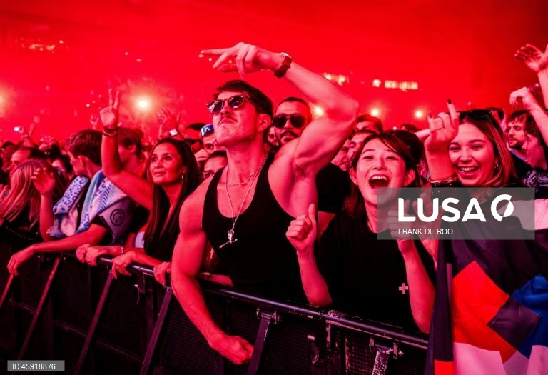 O DJ Armin van Buuren atua na 30.ª edição do Amsterdam Dance Event (ADE) no Johan Cruijff ArenA, em Amesterdão, Holanda. O festival de dança apresenta cinco dias de apresentações, festas, painéis e workshops por toda a cidade, de 22 a 26 de outubro de 2025.  