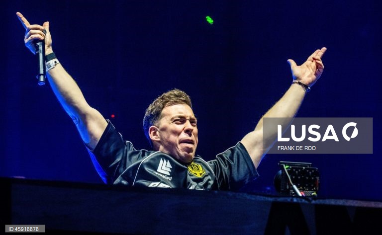 O DJ Armin van Buuren atua na 30.ª edição do Amsterdam Dance Event (ADE) no Johan Cruijff ArenA, em Amesterdão, Holanda. O festival de dança apresenta cinco dias de apresentações, festas, painéis e workshops por toda a cidade, de 22 a 26 de outubro de 2025.  