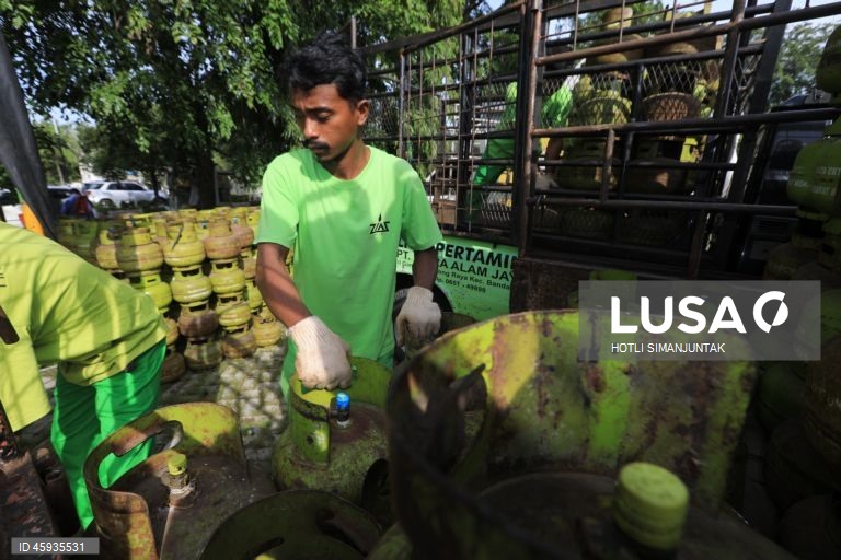 Indonésia: População recebe bilhas de gás subsidiado pelo Estado em Banda Aceh