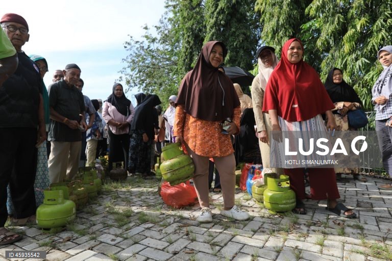 Indonésia: População recebe bilhas de gás subsidiado pelo Estado em Banda Aceh