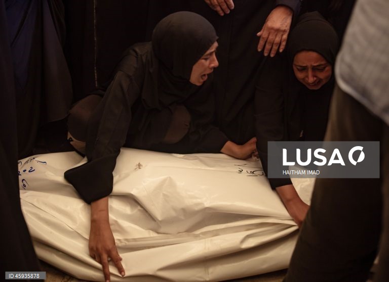 Faixa de Gaza: Ataques aéreos israelitas fazem pelo menos 60 mortos em Khan Yunis