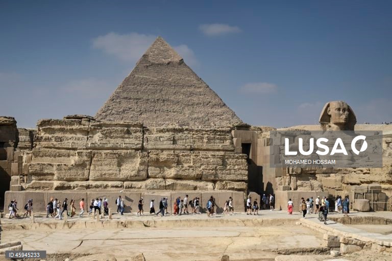 Turistas visitam o planalto de Gizé antes da inauguração do grande museu egípcio.